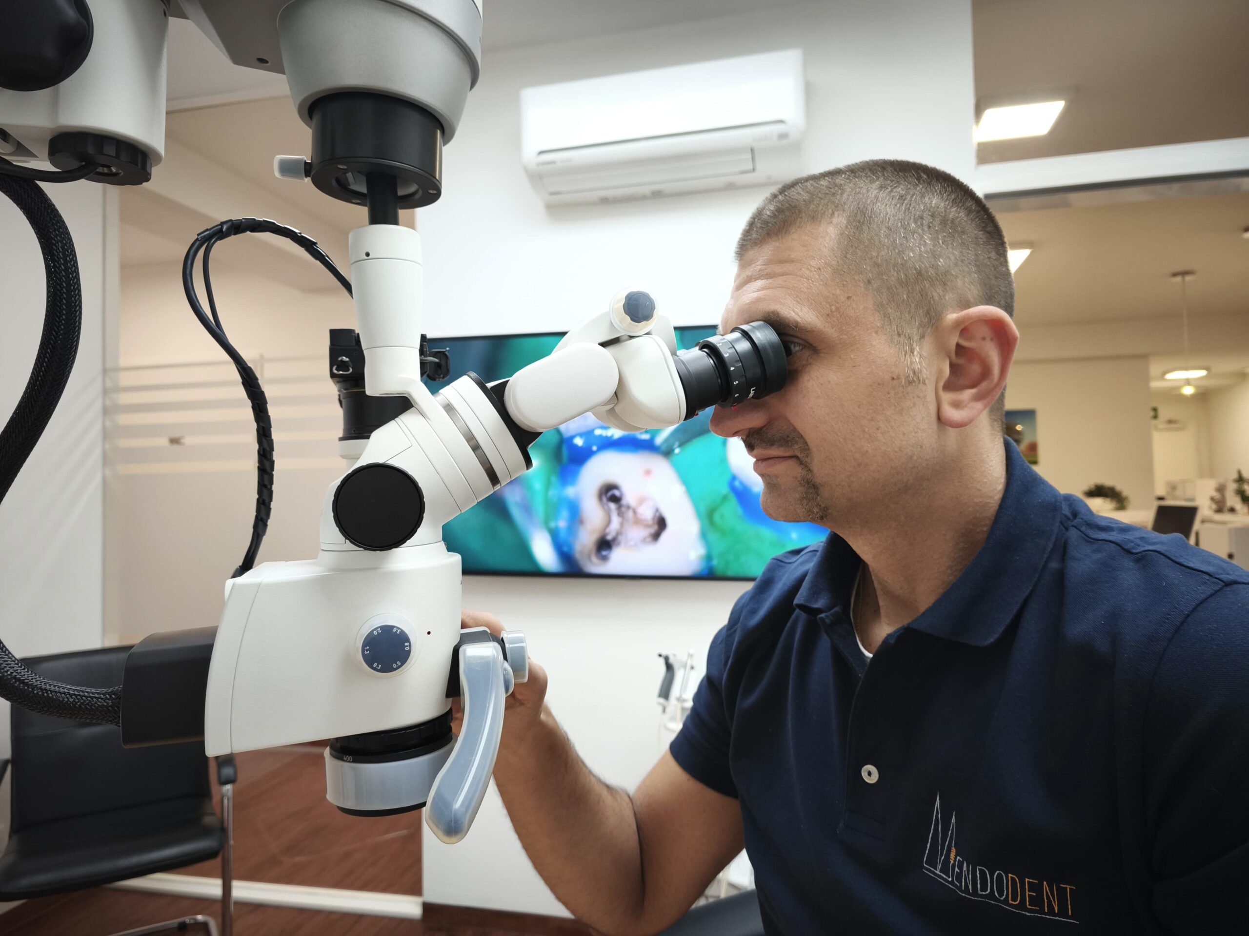 Mikroskopische Wurzelbehandlung in Regensburg unter dem Operationsmikroskop