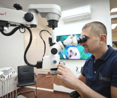 Operationsmikroskop in der Endodontie bei einer Wurzelbehandlung