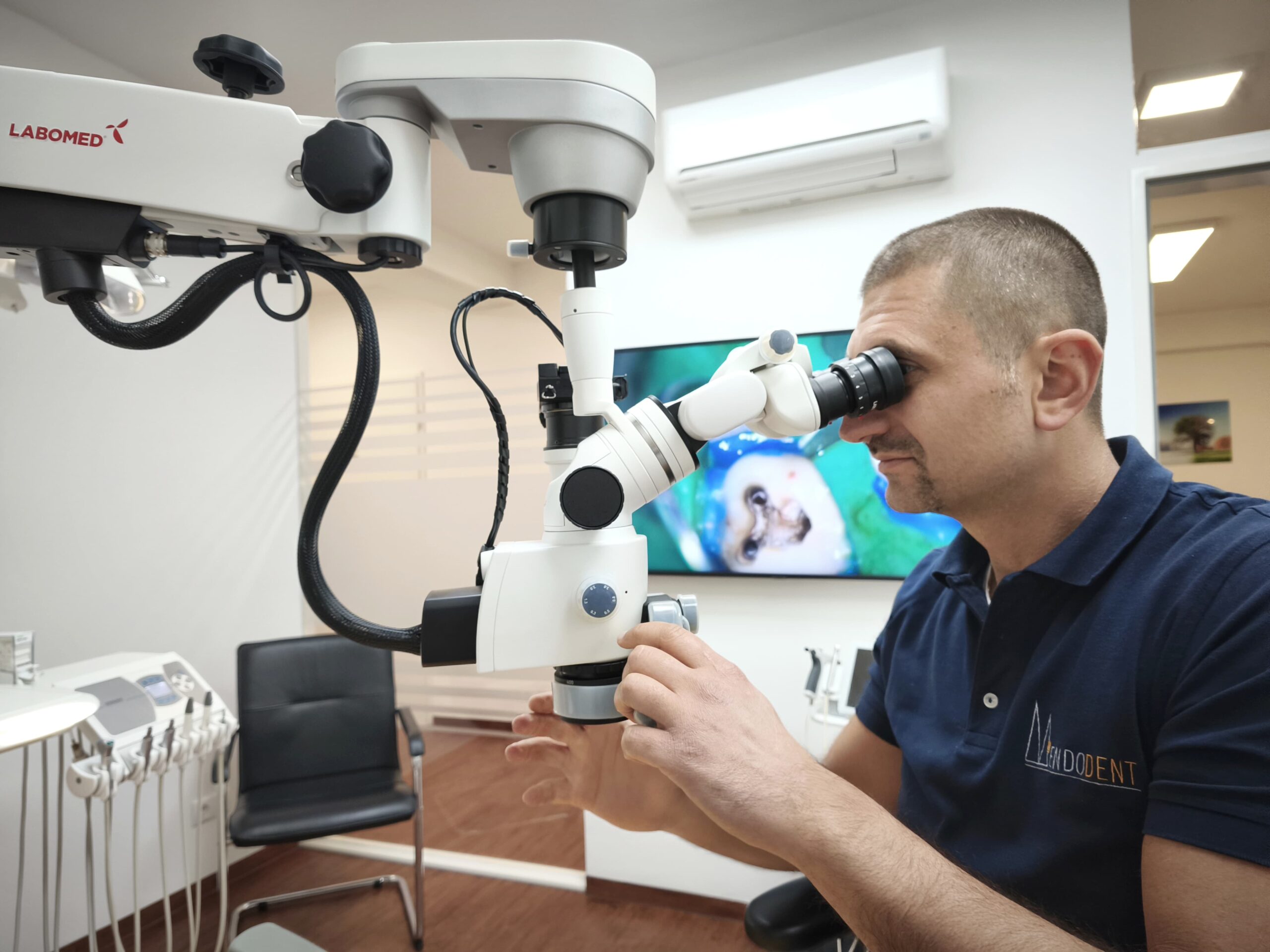 Operationsmikroskop in der Endodontie bei einer Wurzelbehandlung